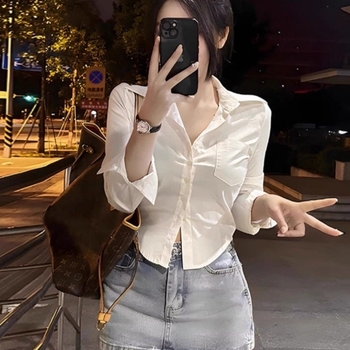 Álló galléros ing, fodros ujjakkal, absztrakt mintázat, modal szövet, elöl egy gombos zárás