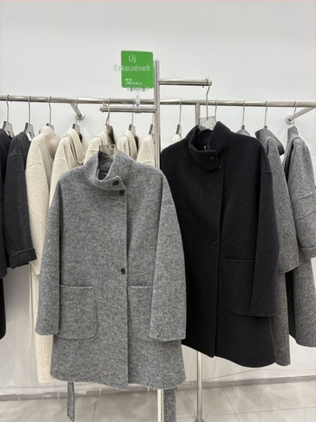 Női gyapjú kabát, álló gallér, hosszú ujjú, egyrészes gombolás, 70–80% gyapjú, közepes vastagság, ősz 2025