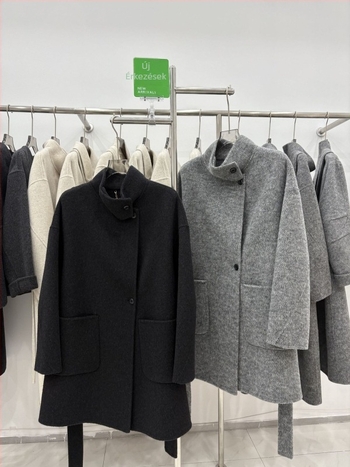 Női gyapjú kabát, álló gallér, hosszú ujjú, egyrészes gombolás, 70–80% gyapjú, közepes vastagság, ősz 2025