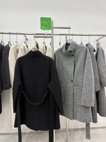 Női gyapjú kabát, álló gallér, hosszú ujjú, egyrészes gombolás, 70–80% gyapjú, közepes vastagság, ősz 2025