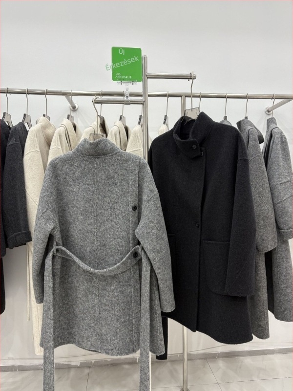 Női gyapjú kabát, álló gallér, hosszú ujjú, egyrészes gombolás, 70–80% gyapjú, közepes vastagság, ősz 2025