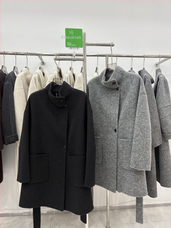 Női gyapjú kabát, álló gallér, hosszú ujjú, egyrészes gombolás, 70–80% gyapjú, közepes vastagság, ősz 2025