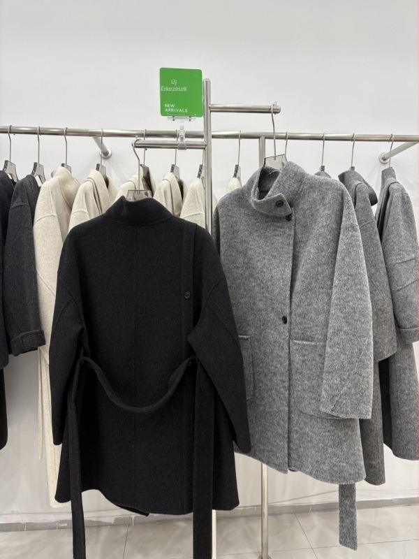 Női gyapjú kabát, álló gallér, hosszú ujjú, egyrészes gombolás, 70–80% gyapjú, közepes vastagság, ősz 2025