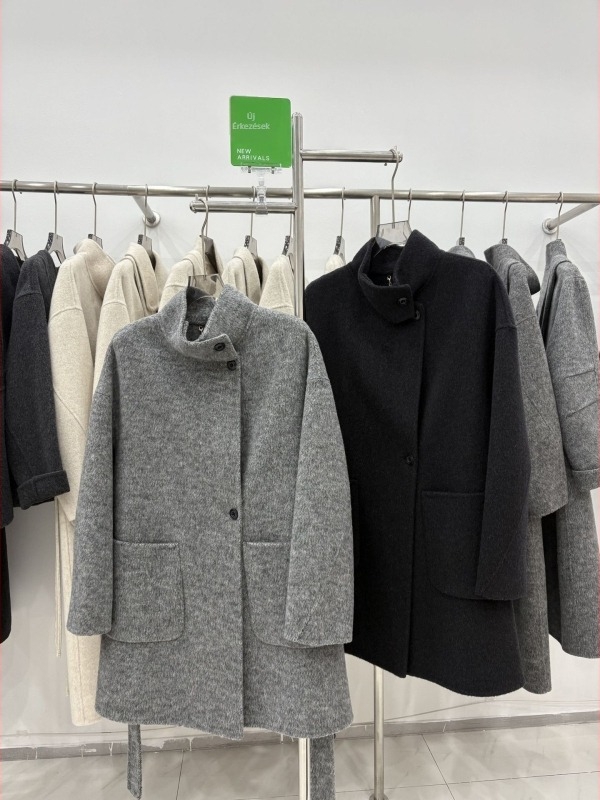 Női gyapjú kabát, álló gallér, hosszú ujjú, egyrészes gombolás, 70–80% gyapjú, közepes vastagság, ősz 2025