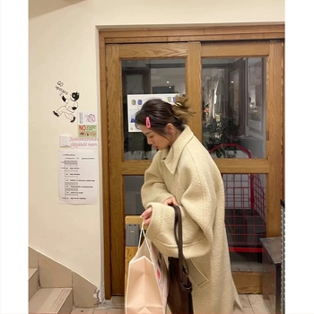 Női gyapjú kabát alpaka keverékkel, 70-80% gyapjú, alpaka <30%, laza szabás, hosszított hossz, rever gallér