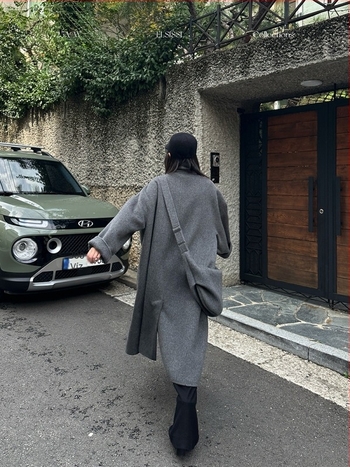 Női gyapjúkabát álló gallérrel, hosszú, vastag anyagú, egyszínű, két soros gombolás