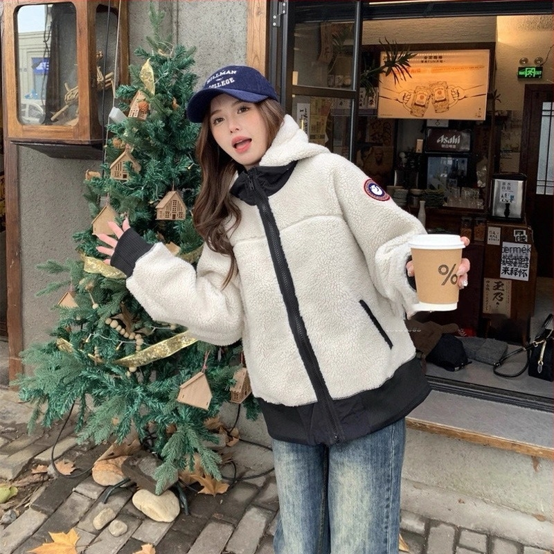 Kapucnis cipzáros dzseki, lazán szabott, hosszú ujjak, poliészter anyag 70–80% tartalom, koreai lazább stílus