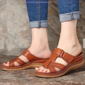 Női platformos szandál lyukas dizájnnal és csíkos mintával, slip-on, PU felsőrész, gumírozott talp, kerek orr