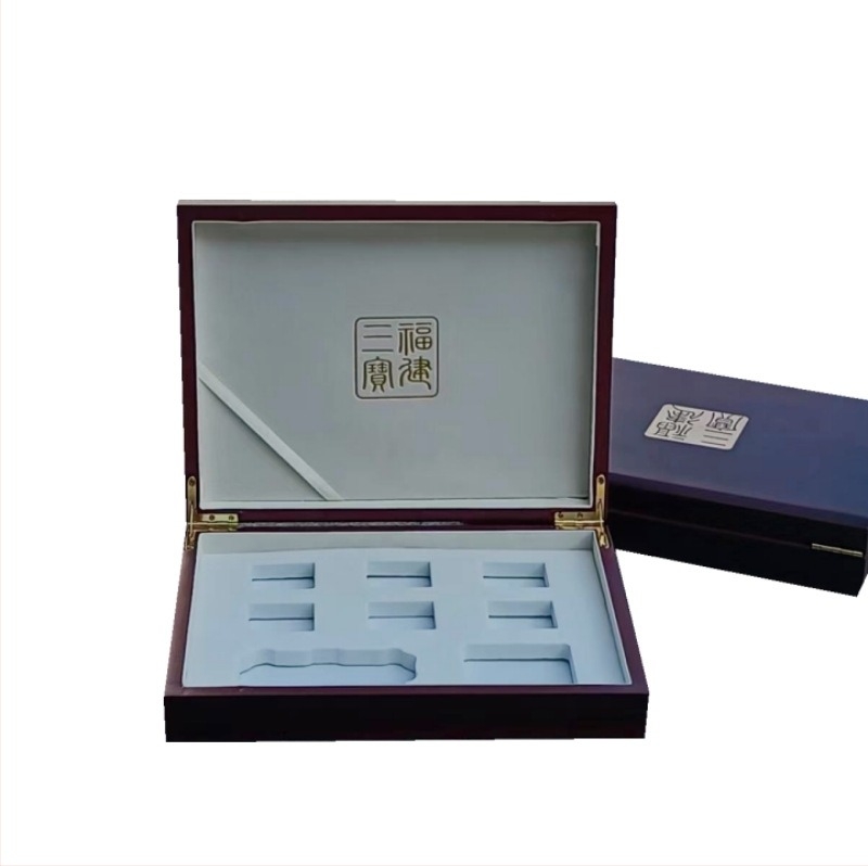 Fából készült üres ajándéktálca tabletták csomagolásához: Pien Tze Huang Angong Niuhuang, modell 013, anyag: fa (fiberboard), kivitelezés: forró dombornyomás ezüsttel, belső bélés: EVA pamut