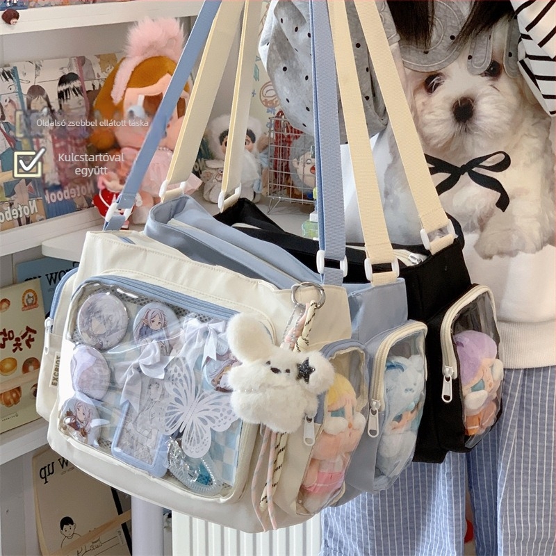 Poliészterből készült crossbody táska, vízszintes négyzetes forma, cipzáras záródás, laminált belső.