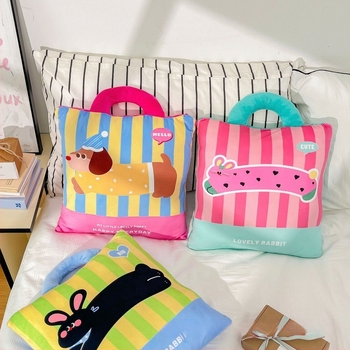 Két az egyben párna–pléd: plüss huzat, PP pamut töltet, csíkos/geometriai/rajzfilmszerű mintázat, nyomtatott textúra, rajzfilm stílus