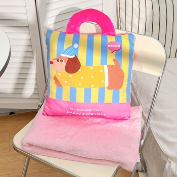 Két az egyben párna–pléd: plüss huzat, PP pamut töltet, csíkos/geometriai/rajzfilmszerű mintázat, nyomtatott textúra, rajzfilm stílus