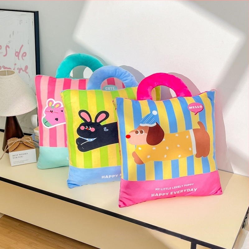 Két az egyben párna–pléd: plüss huzat, PP pamut töltet, csíkos/geometriai/rajzfilmszerű mintázat, nyomtatott textúra, rajzfilm stílus