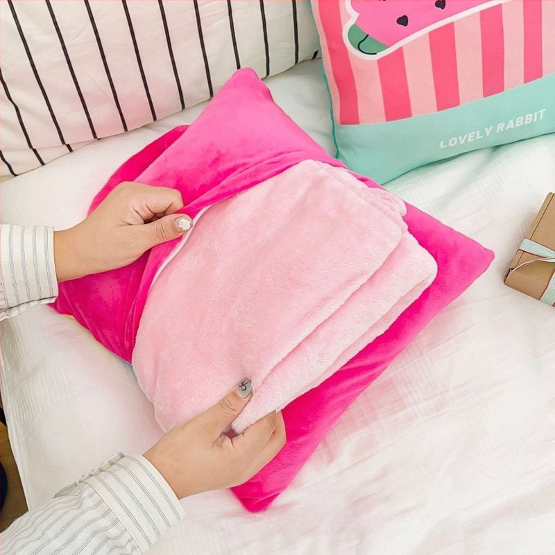 Két az egyben párna–pléd: plüss huzat, PP pamut töltet, csíkos/geometriai/rajzfilmszerű mintázat, nyomtatott textúra, rajzfilm stílus