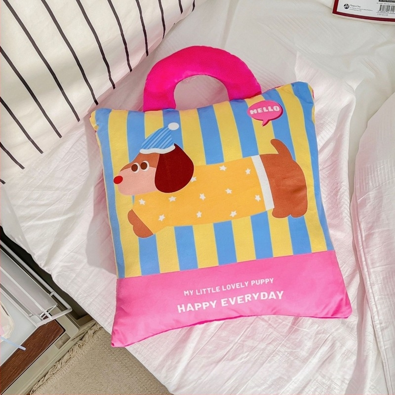 Két az egyben párna–pléd: plüss huzat, PP pamut töltet, csíkos/geometriai/rajzfilmszerű mintázat, nyomtatott textúra, rajzfilm stílus