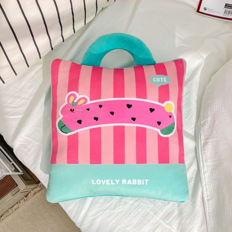 Két az egyben párna–pléd: plüss huzat, PP pamut töltet, csíkos/geometriai/rajzfilmszerű mintázat, nyomtatott textúra, rajzfilm stílus