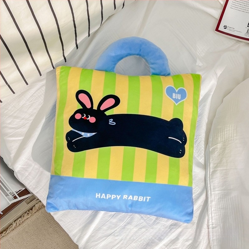 Két az egyben párna–pléd: plüss huzat, PP pamut töltet, csíkos/geometriai/rajzfilmszerű mintázat, nyomtatott textúra, rajzfilm stílus