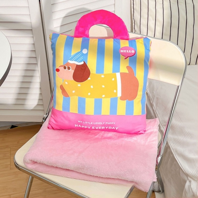 Két az egyben párna–pléd: plüss huzat, PP pamut töltet, csíkos/geometriai/rajzfilmszerű mintázat, nyomtatott textúra, rajzfilm stílus