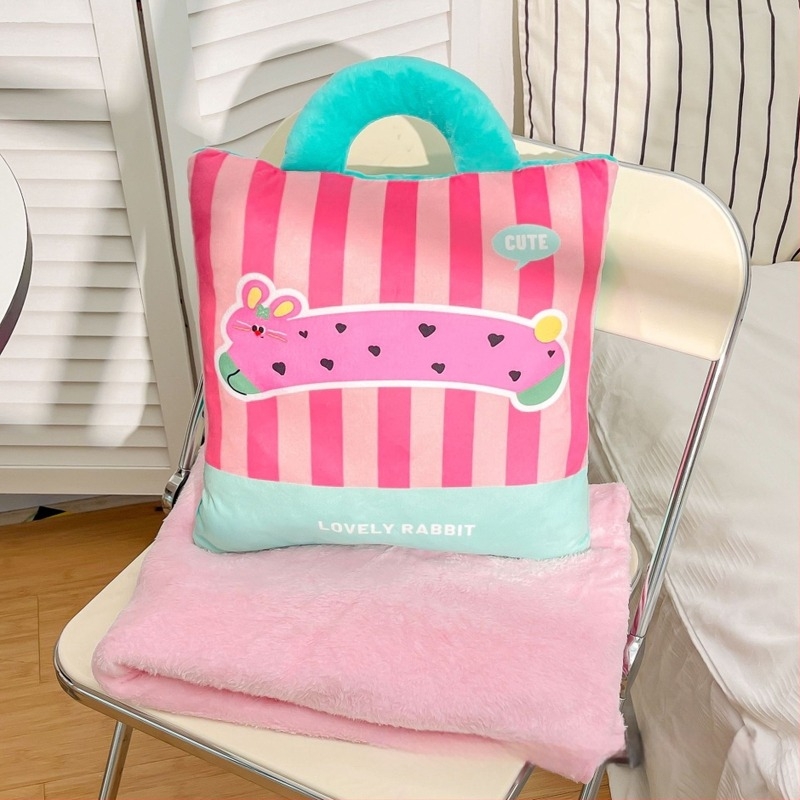 Két az egyben párna–pléd: plüss huzat, PP pamut töltet, csíkos/geometriai/rajzfilmszerű mintázat, nyomtatott textúra, rajzfilm stílus