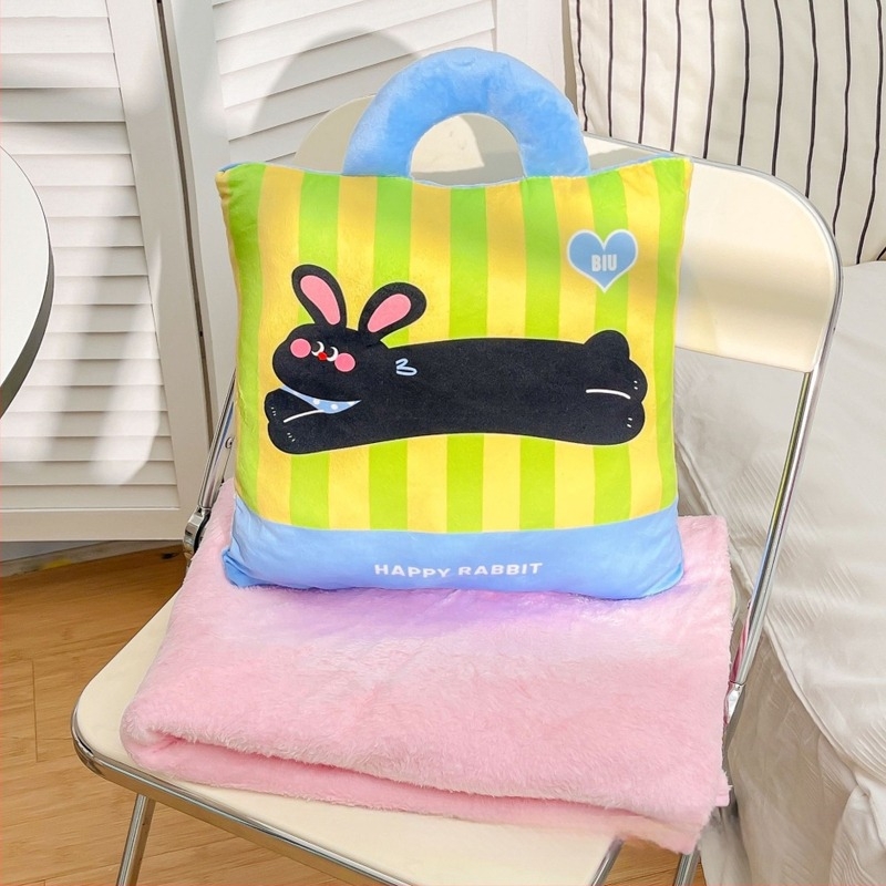 Két az egyben párna–pléd: plüss huzat, PP pamut töltet, csíkos/geometriai/rajzfilmszerű mintázat, nyomtatott textúra, rajzfilm stílus