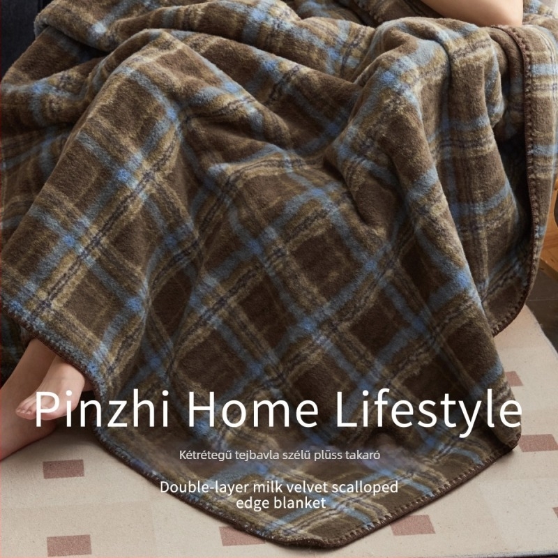 Kétrétegű kasmír fleece pléd geometriai kockás mintával, tavasz-őszi használatra, 80–90% kasmír tartalom.