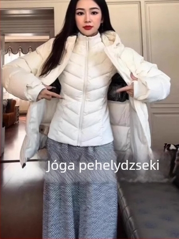 Fehér könnyű női pehelydzseki őszi-téli szezonra, derékban karcsúsított szabás, rövid fazon, lezser stílus.