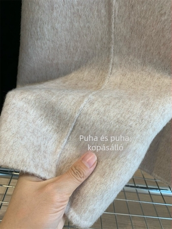 Női gyapjú kabát, hosszú, galléros, dupla gombolású, báránygyapjú anyag.