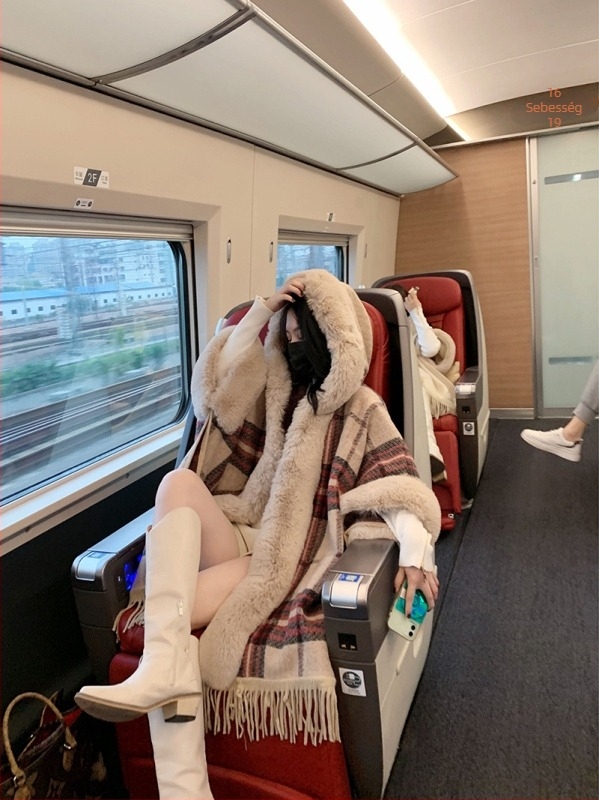 Női kapucnis kockás kötött kabát, laza szabású, középhosszú, szőrme gallérral