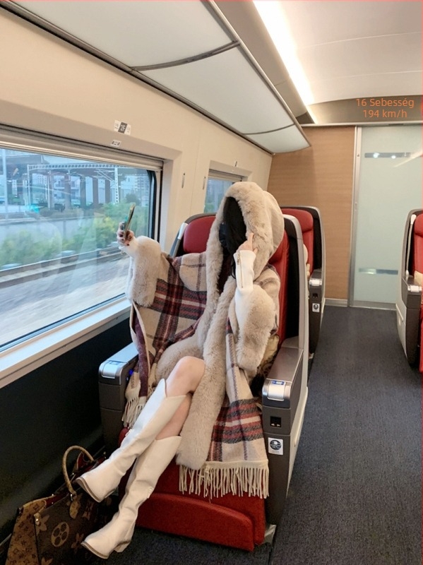 Női kapucnis kockás kötött kabát, laza szabású, középhosszú, szőrme gallérral