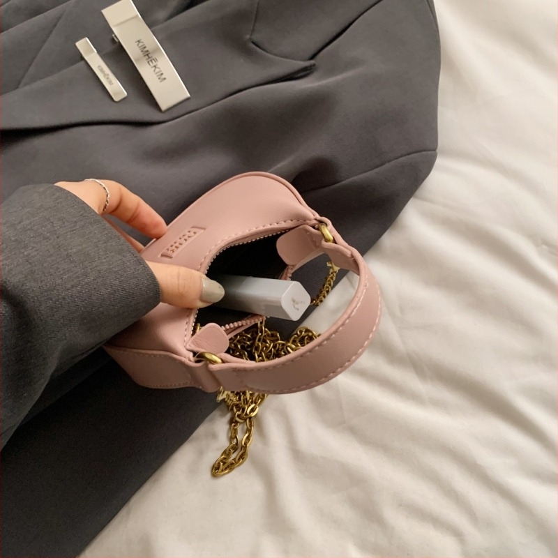PU anyagú kézitáska, Dumpling Bag stílus, cipzáras záródás, belső zseb a telefon számára és zipzáras rekesz