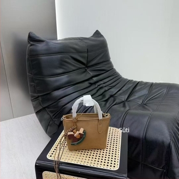 PU anyagú női crossbody táska, horizontálisan négyszögletes forma, cipzáras záródás, belső cipzáras zseb, poliészter bélés