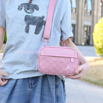 Városi egyszerűségű crossbody táska, Dupont mosott anyag, horizontális négyzet alakú forma, cipzáros nyitás, belső telefon-tartó, poliészter bélés