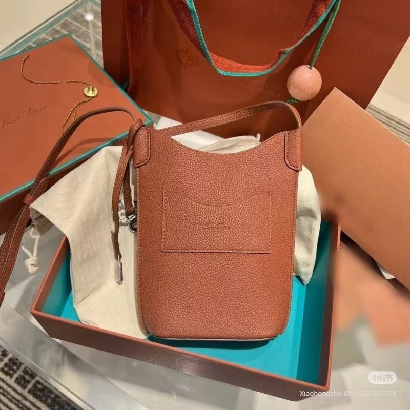 PU-ból készült crossbody telefontáska függőleges négyzetes formával, poliészter bélésével, egypántos