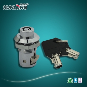 Ipari szekrényzár SK1-064K, nyomógombos nyitás hüvelykujjal, 304 rozsdamentes acél, felületi szerelés, kulccsal