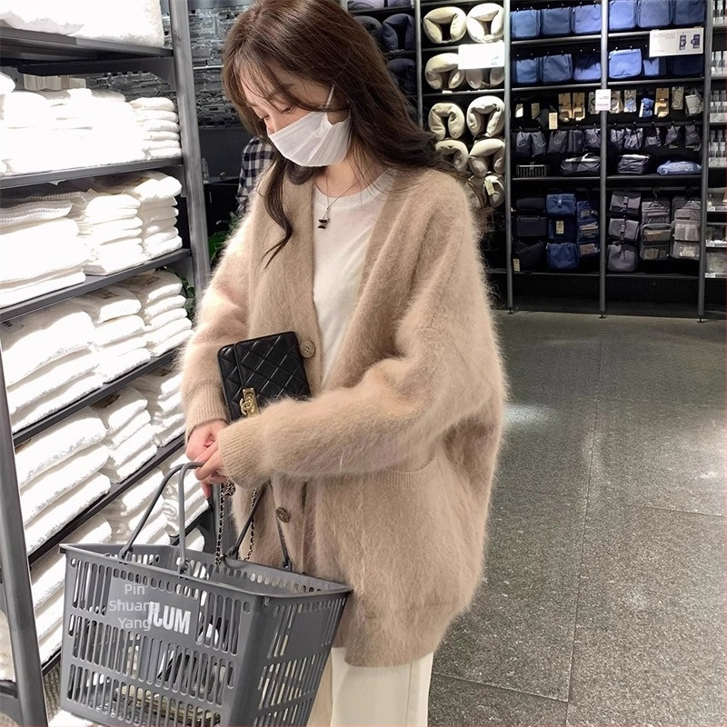 Koreai stílusú női kötött kardigán V-nyakkal, faux Mink velúrral, lazán szabott, hosszú ujjú. Összetétel: 70-80% poliészter, <30% elasztán; közepes vastagságú, elöl egy sor gombbal.