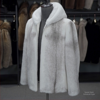 Férfi norkabőr kabát kapucnival, cipzárral, színblokkolt mintával.