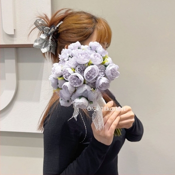 Mesterséges kézben tartott virágkötő - peónia és apró rózsák, Anyag: műanyag és selyem, Kivitelezés: styling és festés, Cél: esküvő, fotózás és otthoni dekoráció