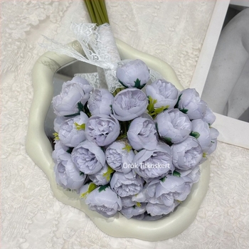 Mesterséges kézben tartott virágkötő - peónia és apró rózsák, Anyag: műanyag és selyem, Kivitelezés: styling és festés, Cél: esküvő, fotózás és otthoni dekoráció