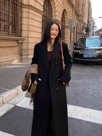 Női vastag hosszú kabát, koreai-japán lazább stílus, poliészter 95%+, térd fölötti hossz, egysoros gombolás