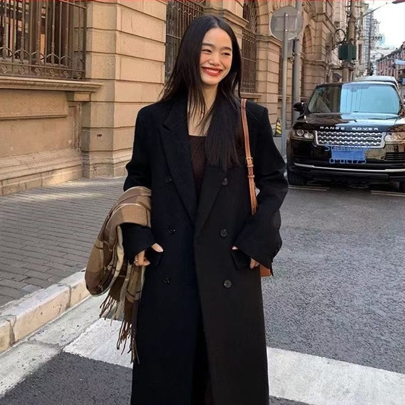 Női vastag hosszú kabát, koreai-japán lazább stílus, poliészter 95%+, térd fölötti hossz, egysoros gombolás