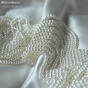 Kézzel horgolt válllánc ruhához műgyöngyökkel VG116 | Technika: kézi horgolás; Stílus: Elegáns társasági hölgy; Funkció: Díszítés