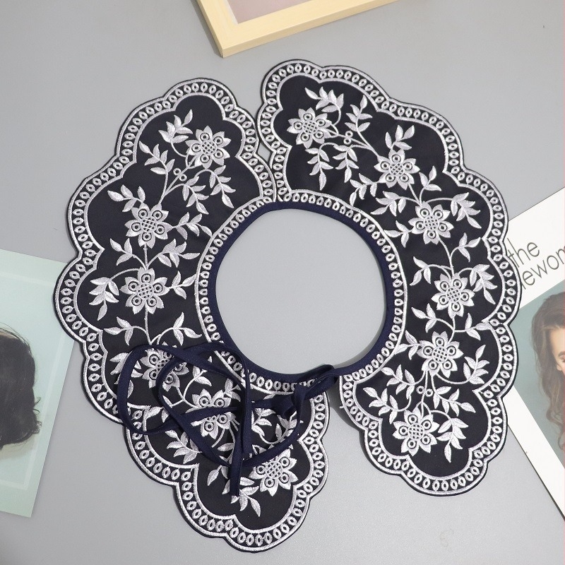 Vintage virágmintás hímzett ruha leválasztható gallérral és ujj-kapuval; 3D hamis gallér; pamut‑vinilon‑polietester‑elasztán; virágos mintázat; szélesség 7–12 cm; H797