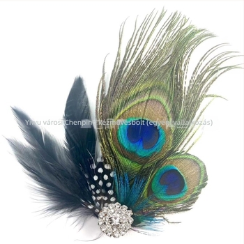 Páva tollas hajcsat, kézzel készített fejékszer, természetes anyag, szövött kivitelezés, modern minimális stílus