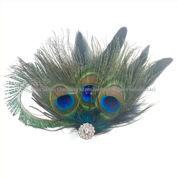 Páva tollas hajcsat, kézzel készített fejékszer, természetes anyag, szövött kivitelezés, modern minimális stílus