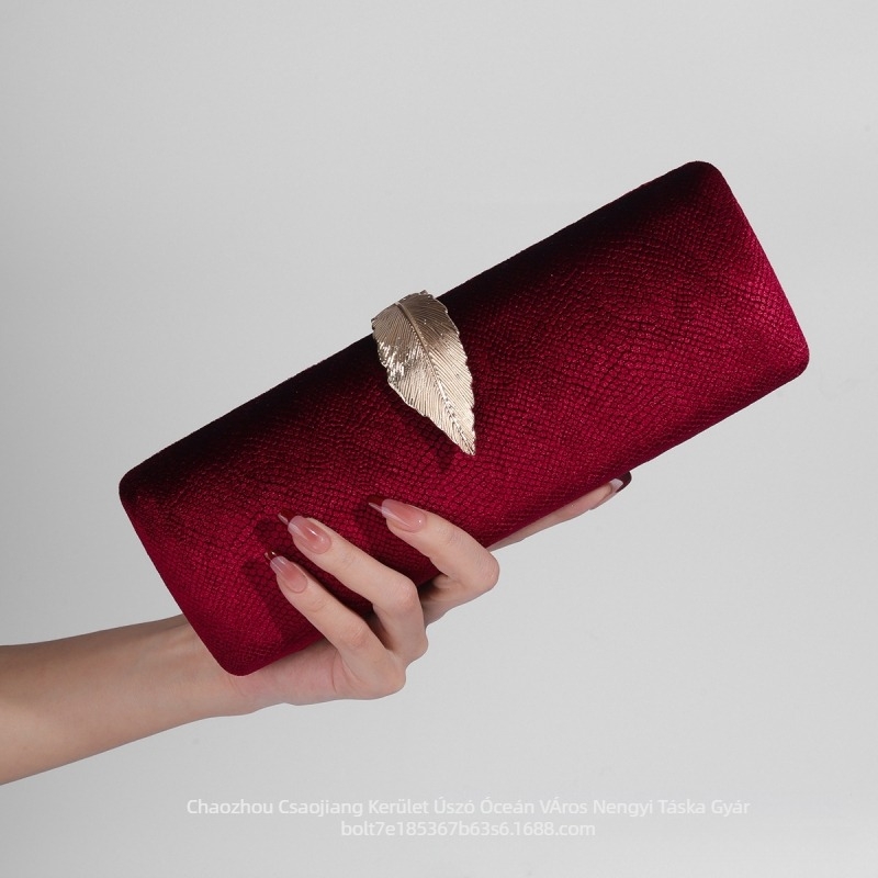 Bársony estélyi táska lánccal, függőleges négyszögletes forma, levél alakú zár, telefon és személyi igazolvány zsebek