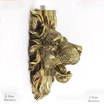 Falra szerelt oroszlánfejű szökőkúti fúvóka természetes gyantából, kert-udvarhoz