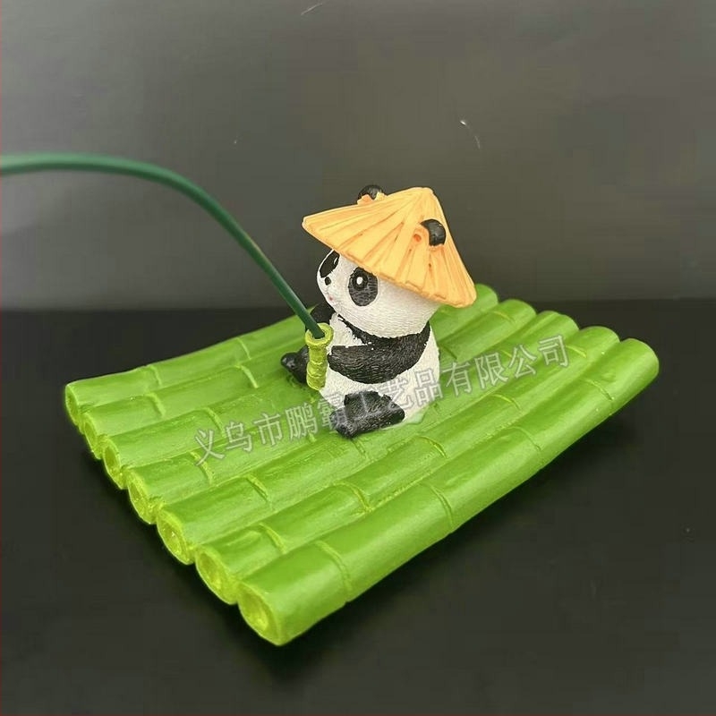 Panda úszó bambusz tutaj dísz – szintetikus gyanta anyagú figura akváriumokhoz és tavakhoz (Pengba)