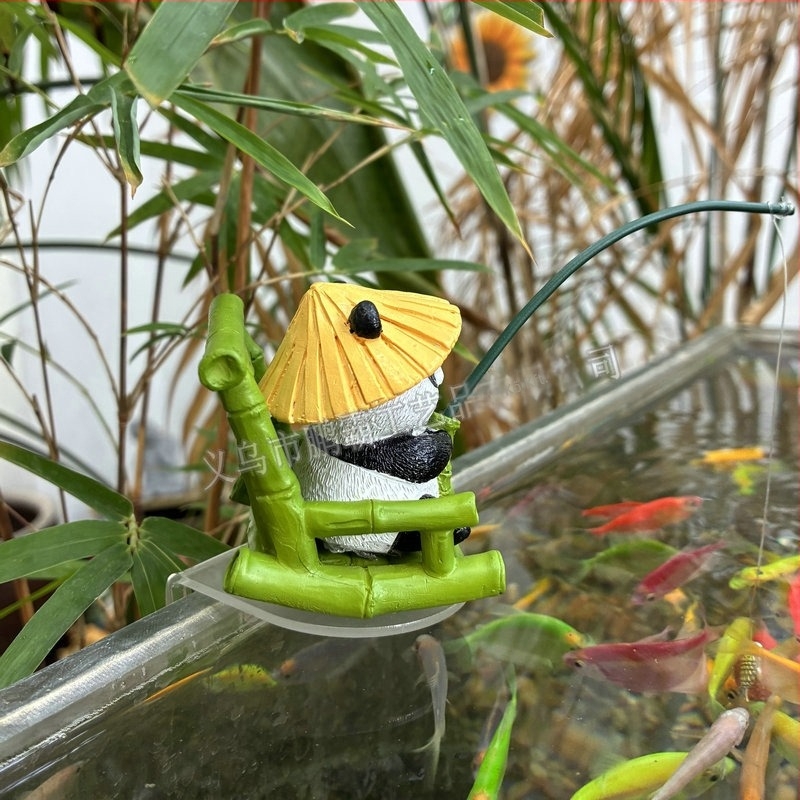 Akváriumi dekor Panda horgász miniatűr – gyanta, pásztor-stílusú, rajzfilmfigurás, ajándékba illő
