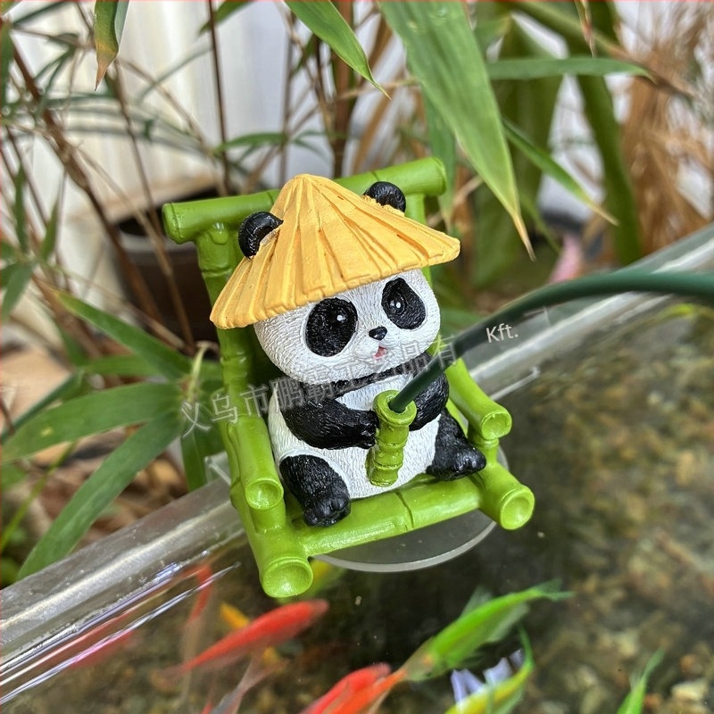 Akváriumi dekor Panda horgász miniatűr – gyanta, pásztor-stílusú, rajzfilmfigurás, ajándékba illő