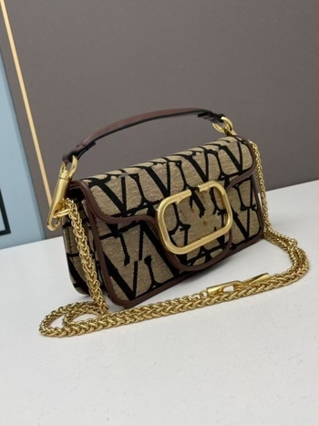 Crossbody táska lánccal, valódi bőr, vízszintes négyzet alakú, zárófedél, belső cipzáros zseb, egy vállpánt
